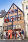 Gruppe vor ältestem Haus © Melanie Stegemann